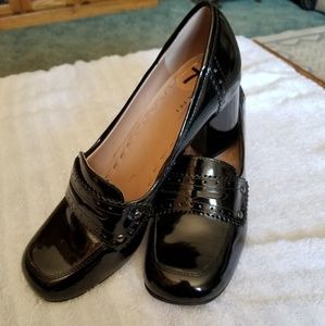 Tahari Heeled Logan Loafers size 7